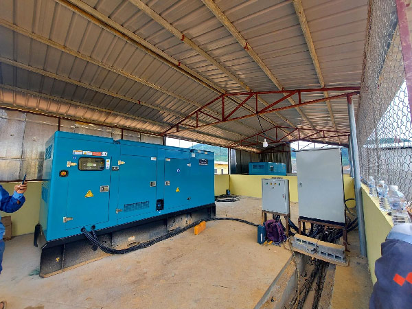 máy phát điện công nghiệp cũ