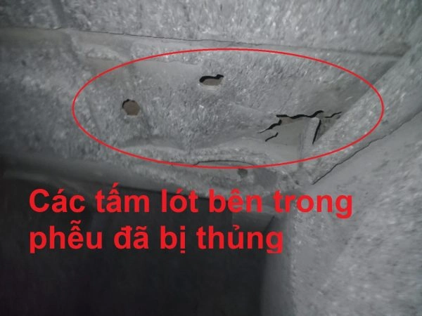 Tấm lót trong phễu bị thủng